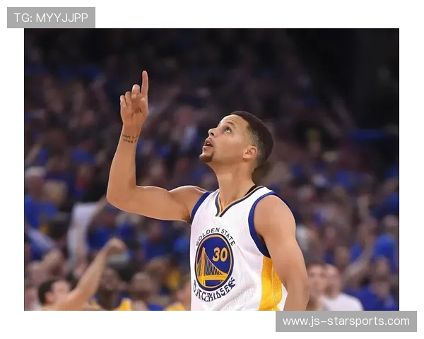 库里绕底线跑动，金州勇士打出配合